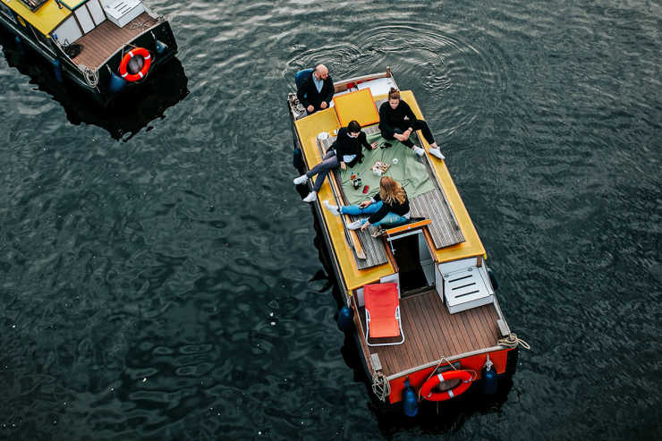 Sonnendeck des Hausbootes Wasserkutsche mit Gästen an Bord