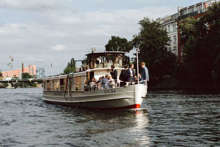 Bootstour mit Gästen durch die Berliner Innenstadt auf dem Partyschiff Golda