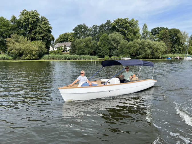 Das Elektroboot Junior liegt in Spandau an der Havel
