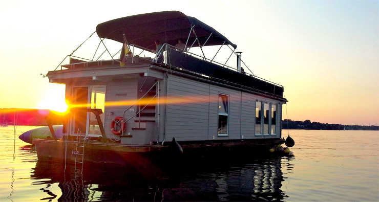 Das Berliner Partyboot Jaxs auf einer Bootstour in den Sonnenuntergang