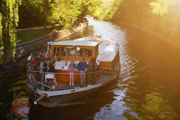 Boat tour through the Landwehr Canal on the Philippa ship