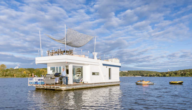 Luxus-Partyboot H2Loft auf der Havel mit einem Jetski in Schlepptau