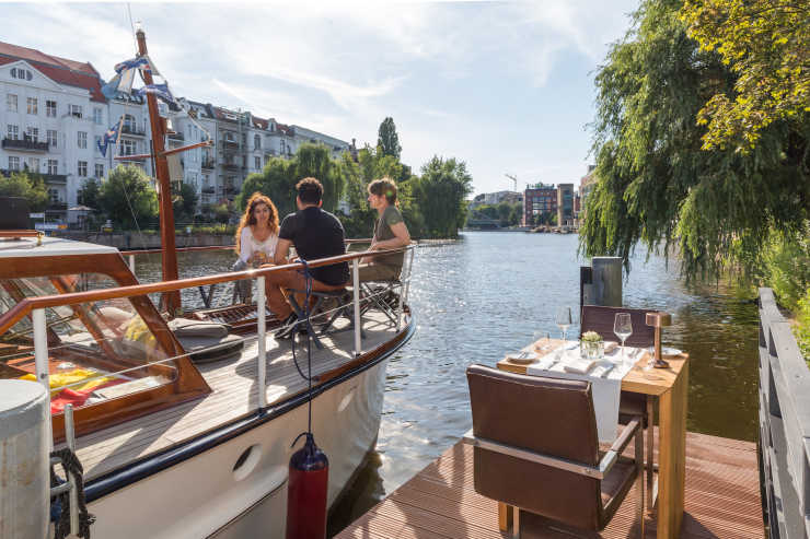 Riethoen pier with guests and catering