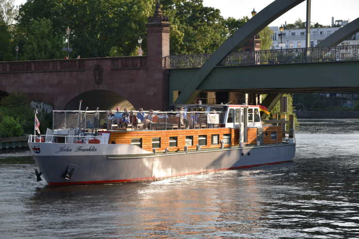 Das umweltfreundliche Eventschiff John Franklin deckt den Strombedarf durch Solarenergie