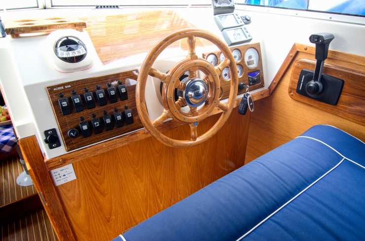 Steering position with comfortable seating on the Moin houseboat in Berlin