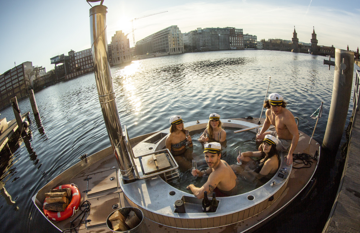 Badewanne mit Gästen auf der Spree