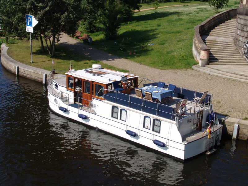 Die Yacht Löcknitz am Anleger der Glienicker Brücke in Potsdam