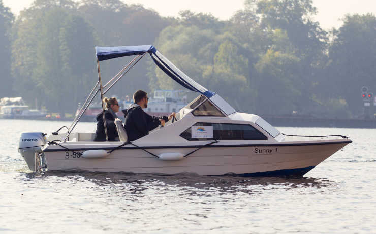 Charterboot Sunny aus Berlin Spandau auf dem Tegeler See