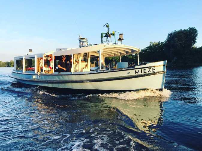 Partyboot Mieze auf einer Bootstour durch Berlin mit einem Junggesellenabschied an Bord