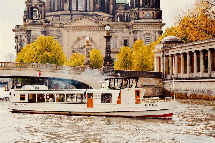 Boat tour with the party ship Golda on the Spree in front of the Museum Island
