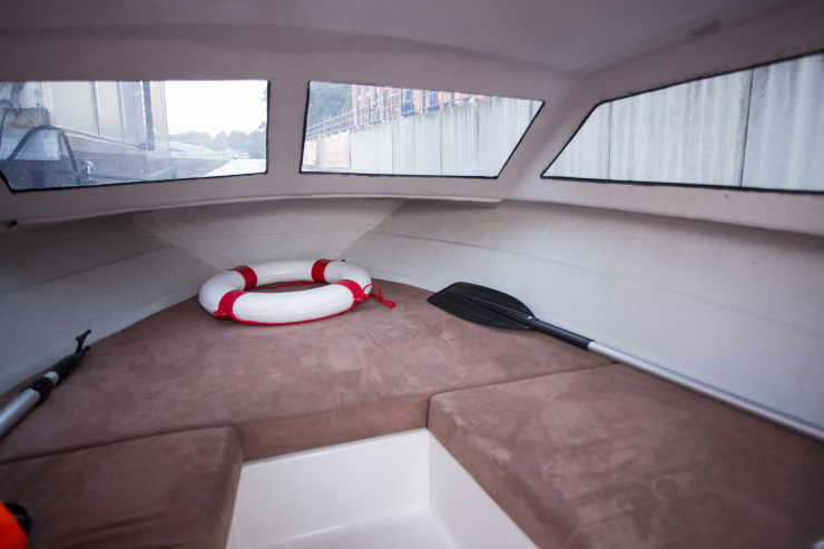Bunk with lifebuoy and lying areas on the Sunny motorboat
