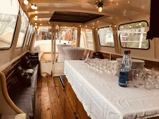 Salon of the event boat Sylvia festively decorated