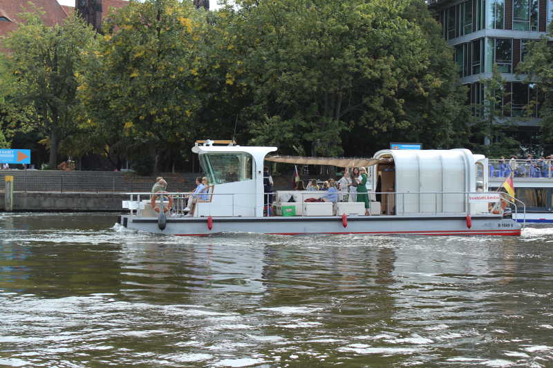 Partyboot Ian Fraser auf einer Bootstour über die Spree in Berlin