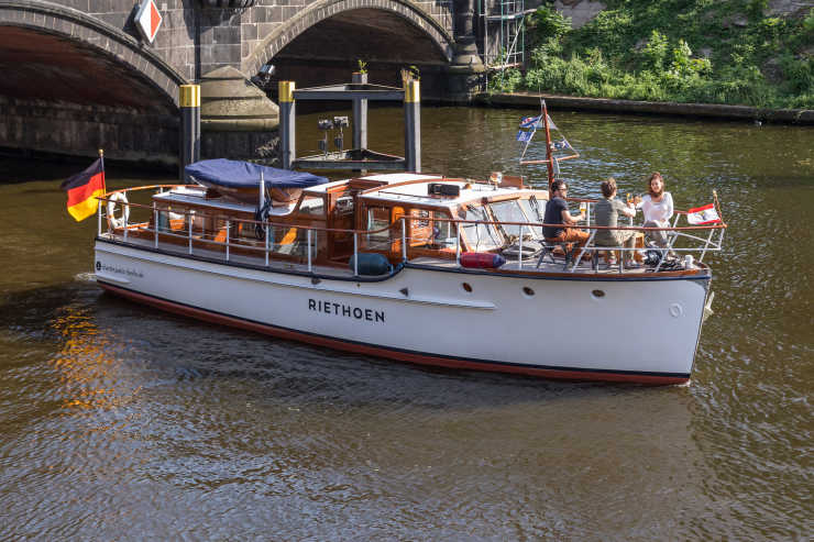 Salon ship Riethoen on a boat tour through downtown Berlin