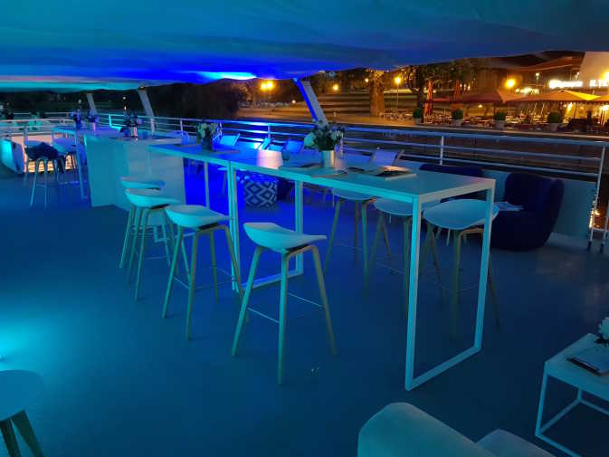 Partylocation auf der Dachterrasse des Schiffes mit blauem Licht