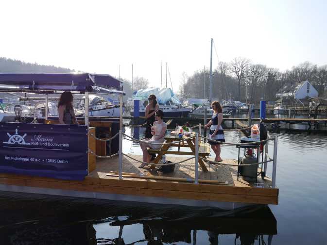 Rent a raft with grill in Berlin and enjoy a boat tour