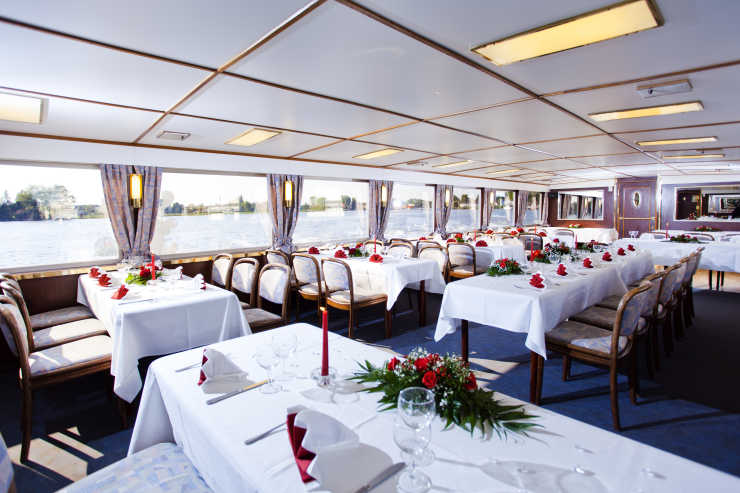 Hochzeitsdekoration auf dem Schiff MS Babelsberg