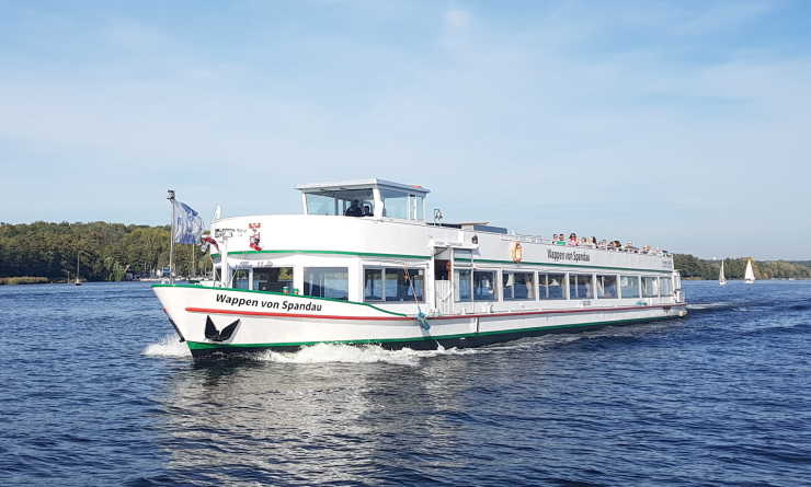 Rent a party ship on the Havel