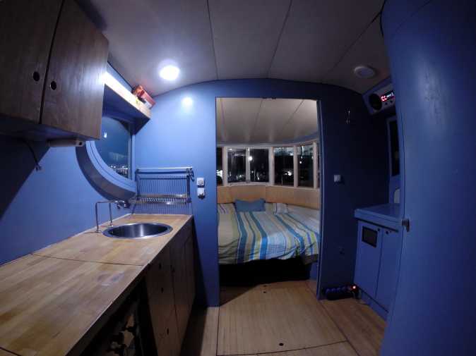 Küche und Schlafzimmer auf einem Berliner Hausboot