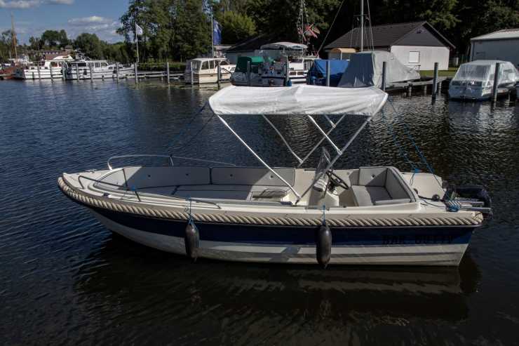 Sonnensegel auf dem Motorboot Mystrali 