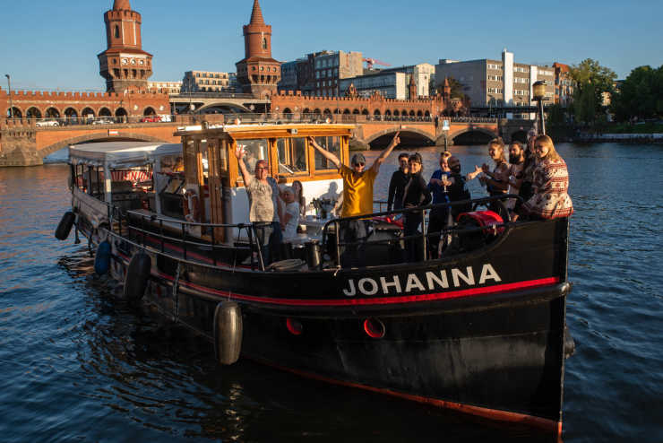 Das Boot Johanna auf einer Spreefahrt vor der Oberbaumbrücke