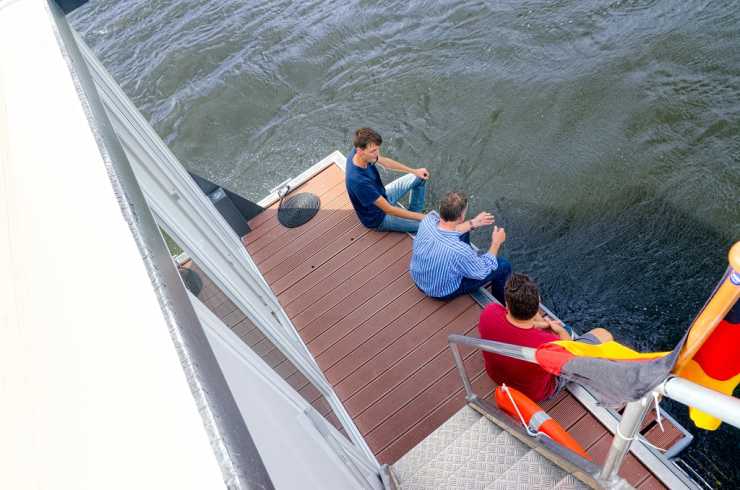 Große Badeplattform mit drei Gästen auf dem Hausboot Loreen in Berlin Spandau