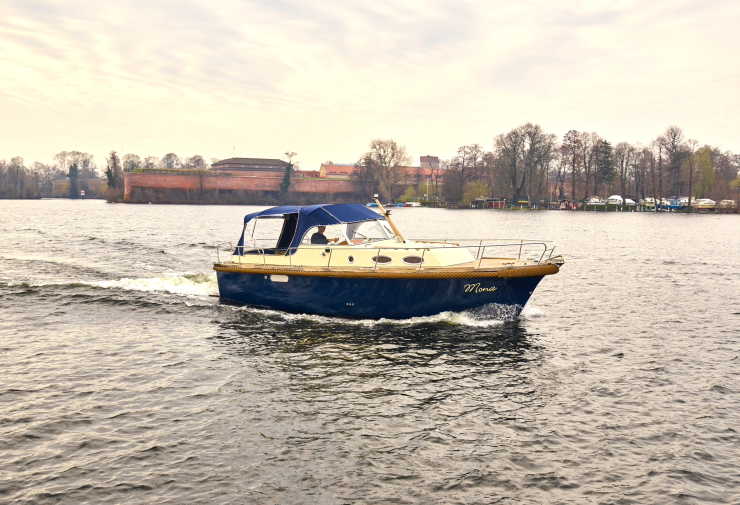 Houseboat Mona at Berlin boat rental