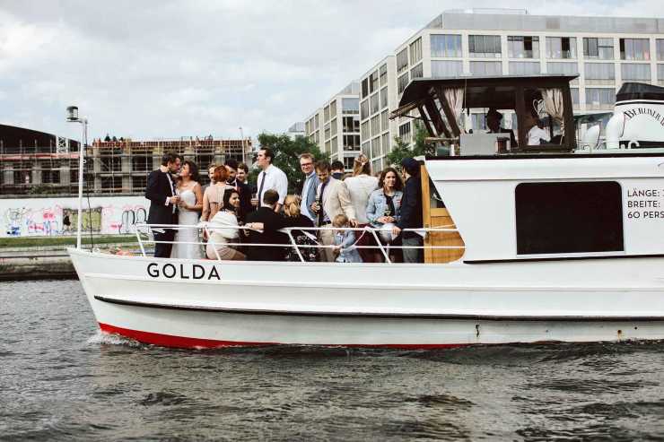 Hochzeitsfahrt mit Brautpaar und Gästen auf dem Bug des Berliner Schiffes Golda
