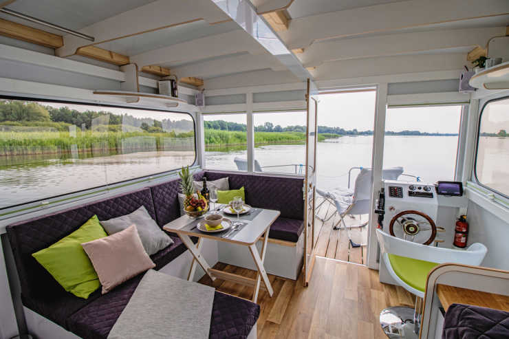 Houseboat Nemo with cozy interior