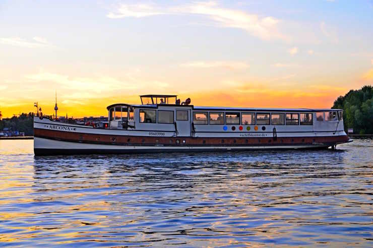 Das Schiff Arcona im Sonnenuntergang auf der Spree