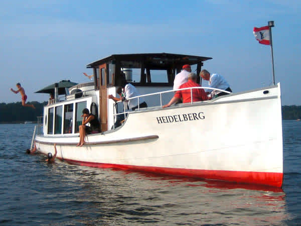 Swimming tour on the MS Heidelberg with guests jumping in the water