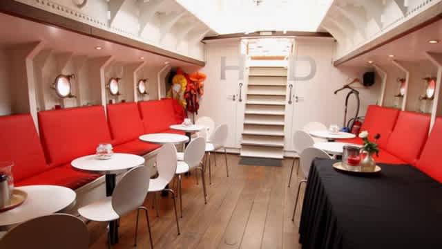 Salon with tables and chairs on the Johanna ship in Berlin