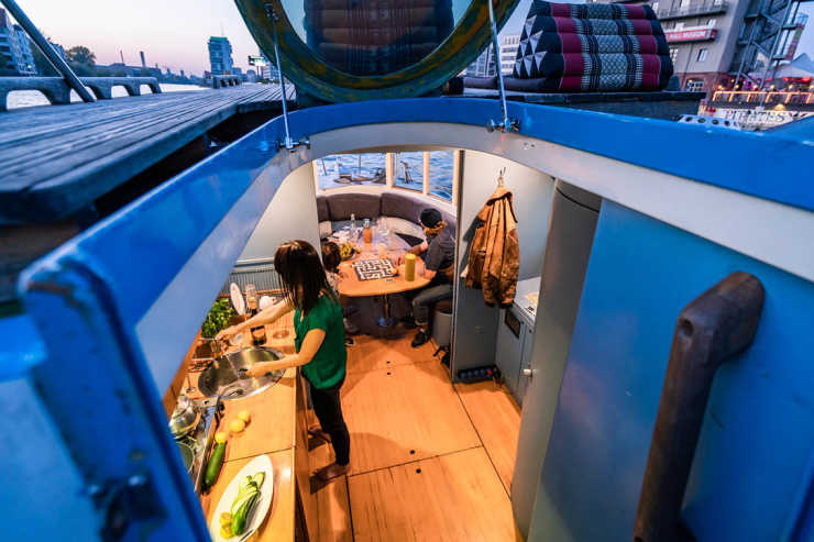 Blick in den gemütlichen Salon des Berliner Hausbootes Rossi mit einer Familie an Bord