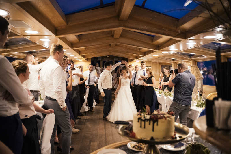 Brautpaar mit Gästen auf der Tanzfläche auf einer Bootsfahrt mit dem Partyschiff Philippa