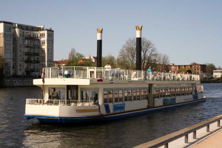 Paddle steamer Europa with 2 chimneys on the Spree