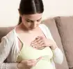 Embarazada explorando sus senos.