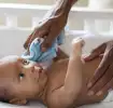 Baño con esponja para el recién nacido