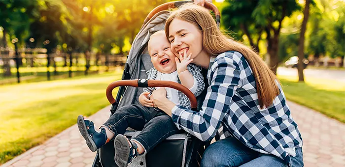 Mamá con su hijo y coche de bebé.