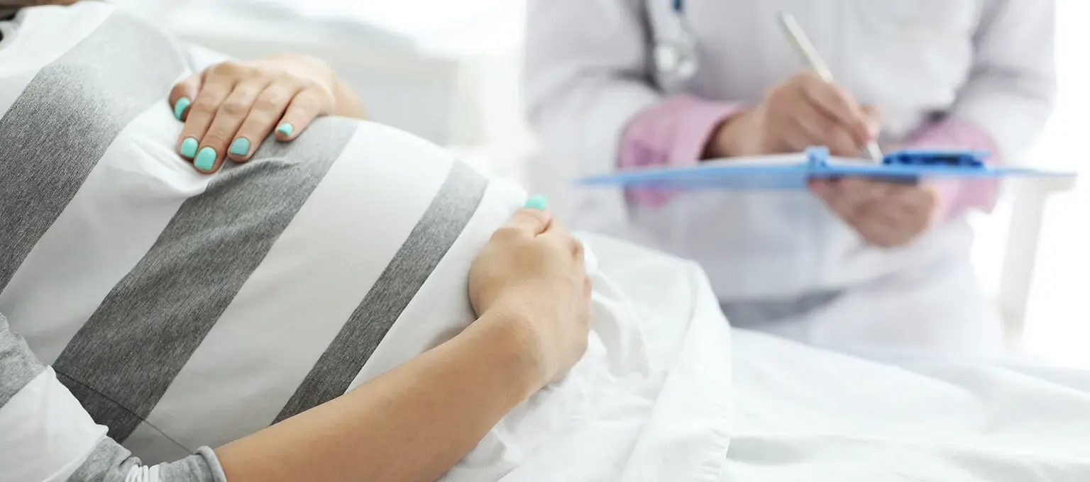 Mujer embarazada recibe atención prenatal