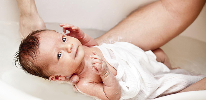 Cómo deben ser los baños del recién nacido?