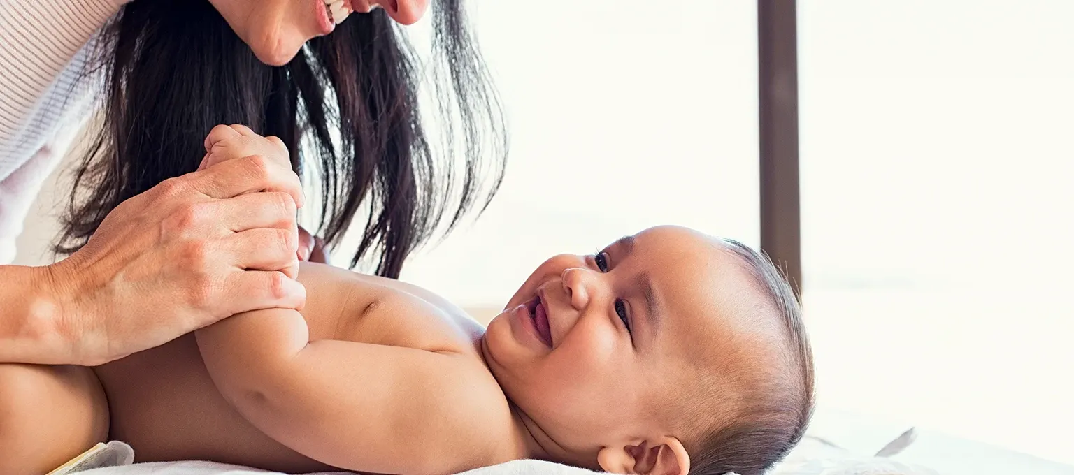 Mamá riendo con su hijo.