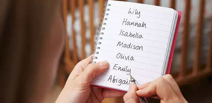 Mujer embarazada eligiendo nombres de niña