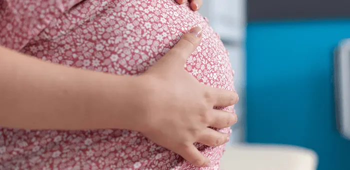 Mujer embarazada a punto de dar a luz