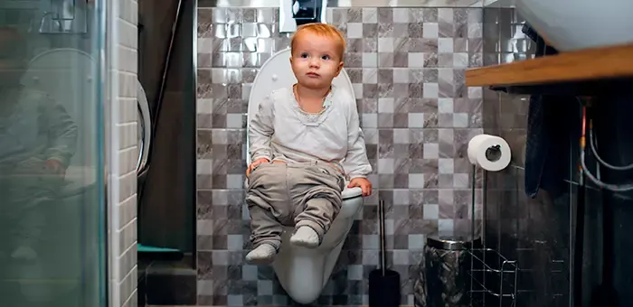 Bebé con entrenamiento para ir al baño