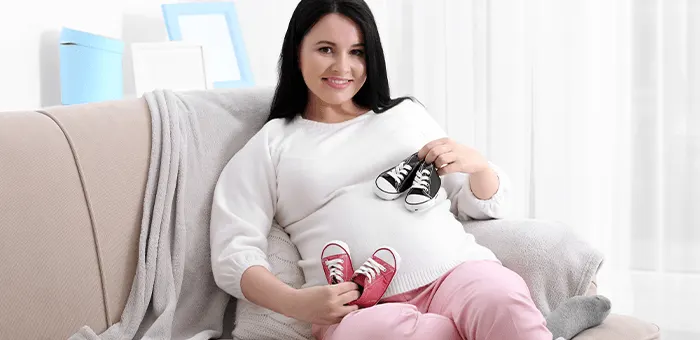 Mujer embarazada de gemelos 