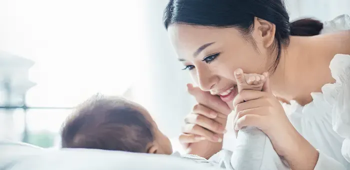 Mamá escogiendo Nombres coreanos para mujer y hombre