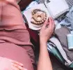 Mujer embarazada empacando bolso de la guagua
