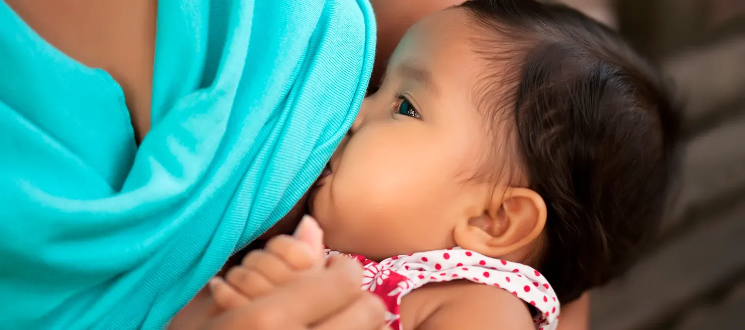 Mamá alimentando a su bebé