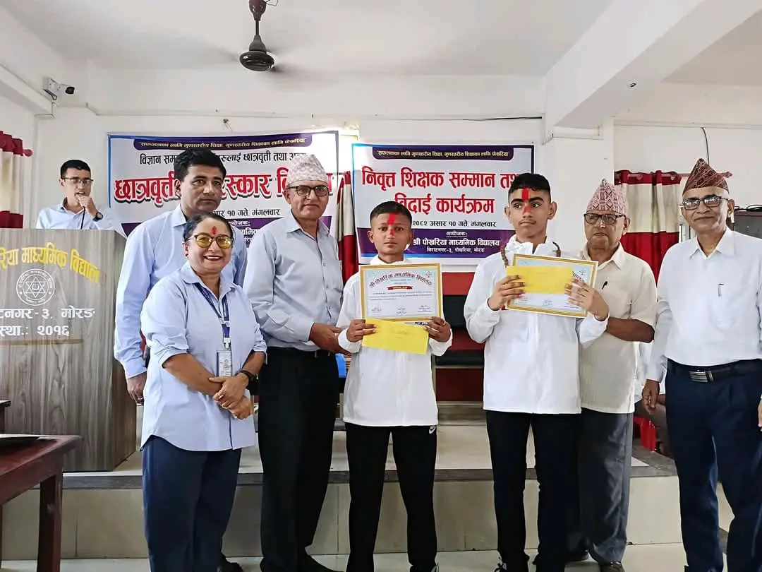 थाइल्यान्डमा हुने अन्तराष्ट्रिय कराँते प्रतियाेगिताका लागि पाेखिरयामाविका छात्रहरू मानश थापा र दिक्षित खतिवडालाइ छात्रवृदि सहित बिदाइ गर्दै