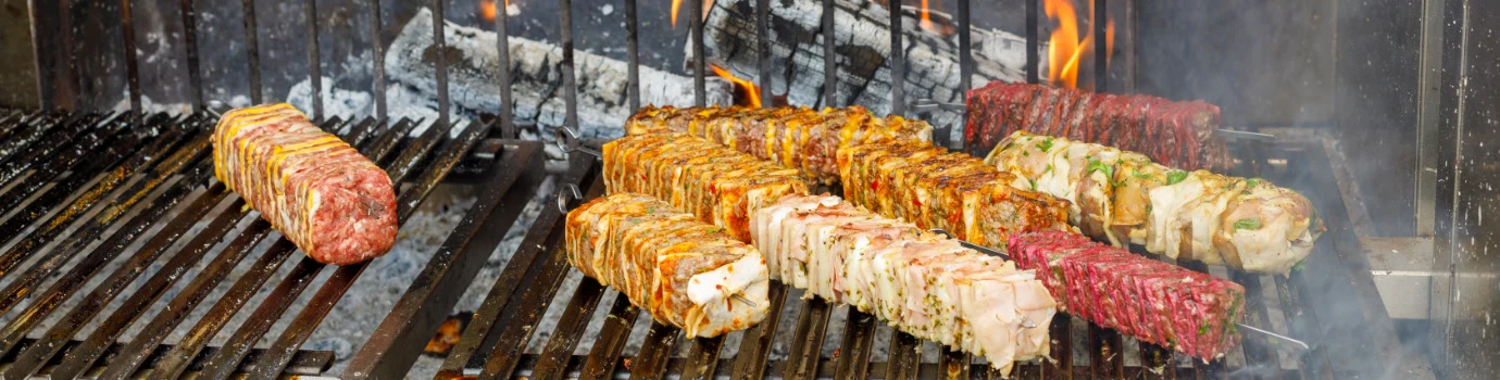 Sfeerbeeld van Spiesen en skewers op de BBQ